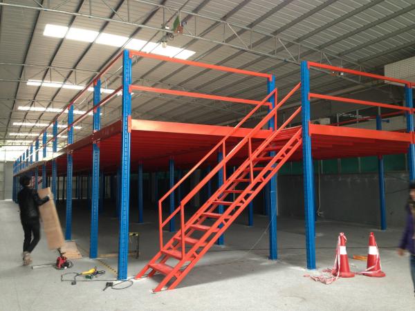 Assoalhos de mezanino industriais fortes da capacidade de carga, cremalheira do armazenamento do metal da plataforma da construção de aço