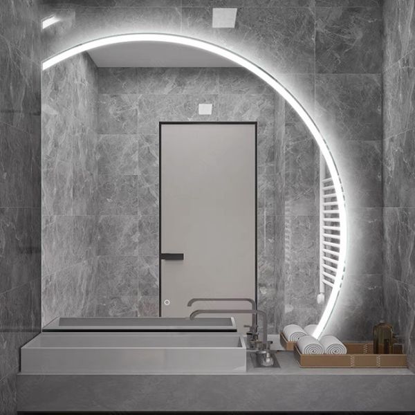 Половина стены тщеты Bathroom гостиницы вокруг подгонянного зеркала привела подсвеченное Defogger
