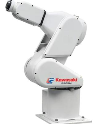 Uso do braço robótico RS003N da Kawasaki para manuseio, carga e descarga, colagem