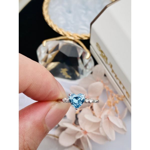 Лаборатория ювелирных изделий диаманта лаборатории сердца создала голубое кольцо с бриллиантом VS2-VVS1