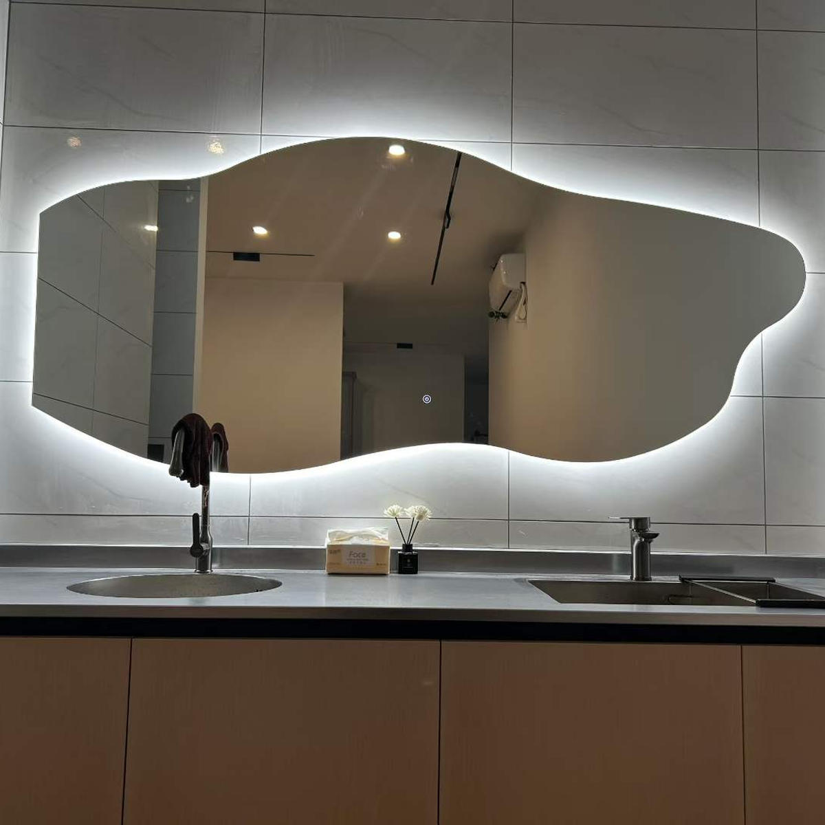Personalized Irregular Demister Led Backlit Mirror Wall Mounted Smart Lighting For Bathroom