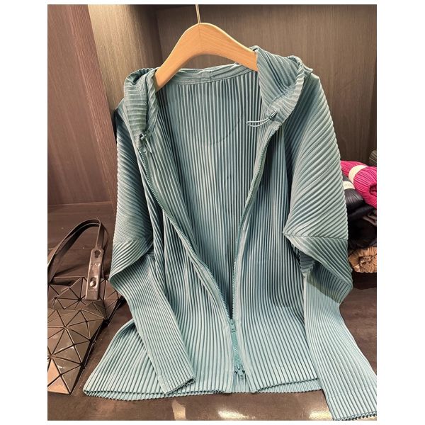 Autumn Style High-End Women's Cardigan Jacket Zipper Closure Hood Versatile Casual Pleated Slimming Top Solid Polyester Worsted