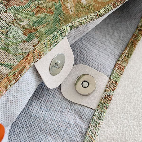 L'équipement est équipé d'un boîtier de poche, un sac à main, un sac à main, un sac à main, un sac à main, un sac à main.