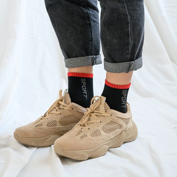 Равнина хлопка людей пятна на открытом воздухе связанная покрасила носки экипажа баскетбола носков белые атлетические