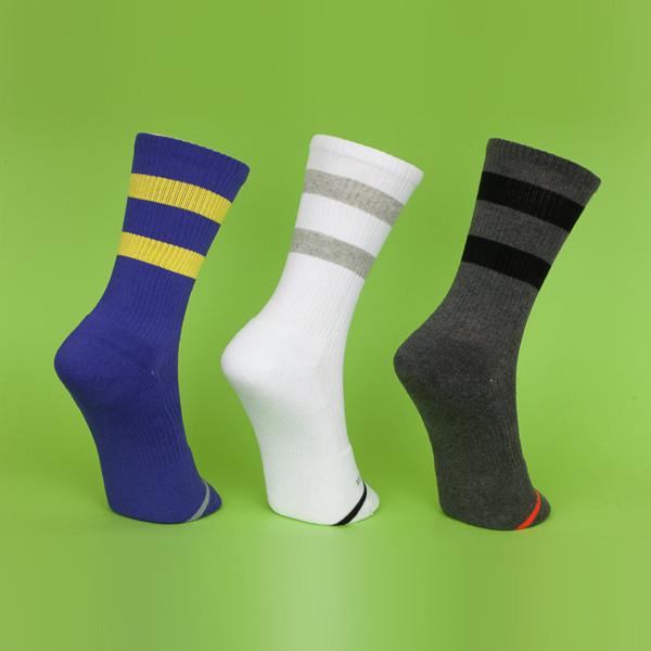 Les socquettes bleues des hommes de Spandex/coton, couleur barre les chaussettes sportives des hommes