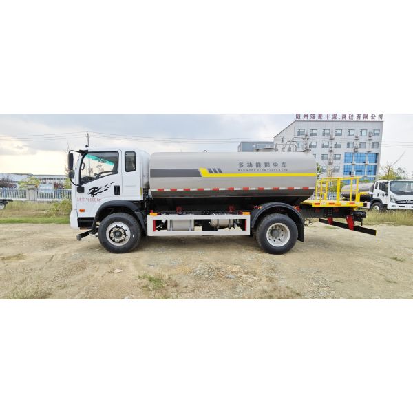 2024 12000L Water Tank Truck With 3950mm Wheelbase Chassis 4X2 Drive Form 12 CBM Sprinkler Truck Full Range 190KM
