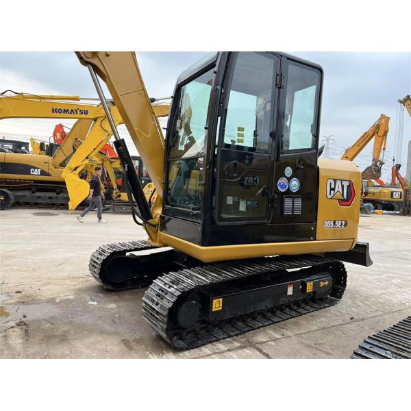 CAT 305.5E2 Маленький 5-тонный экскаватор с пальцем и лезвием