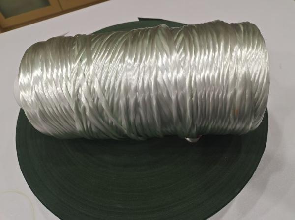 Isolamento de cordas de fibra de vidro livre de álcalis como materiais de enchimento para cabos e fios