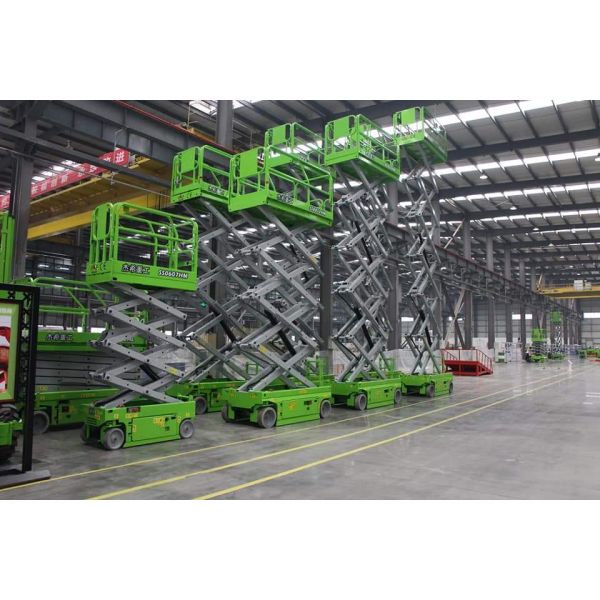 Green Self propelled 8m Hydraulic scissor lift with 450KG capacity for sale