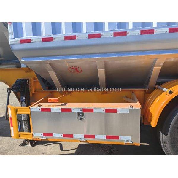 Camion-remorque de transport de poudre de fourrage pour animaux en vrac