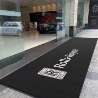 Tapete de entrada feito sob medida com logotipo impresso