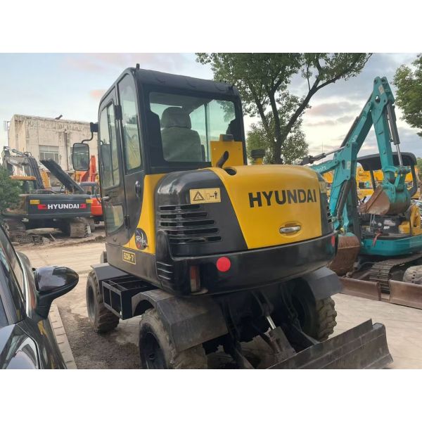 Used R60W-7 Mini Hyundai Wheeled Excavator Stable And High Efficiency