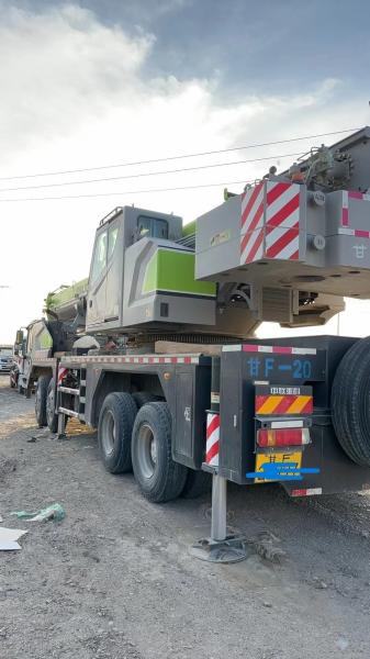 Buena condición grúa de camión móvil plegable Zoomlion Alturas máximas de elevación 40m 20 años