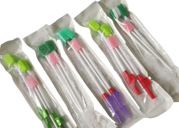 A esponja descartável da sução da espuma escova a vara de limpeza oral da esponja médica