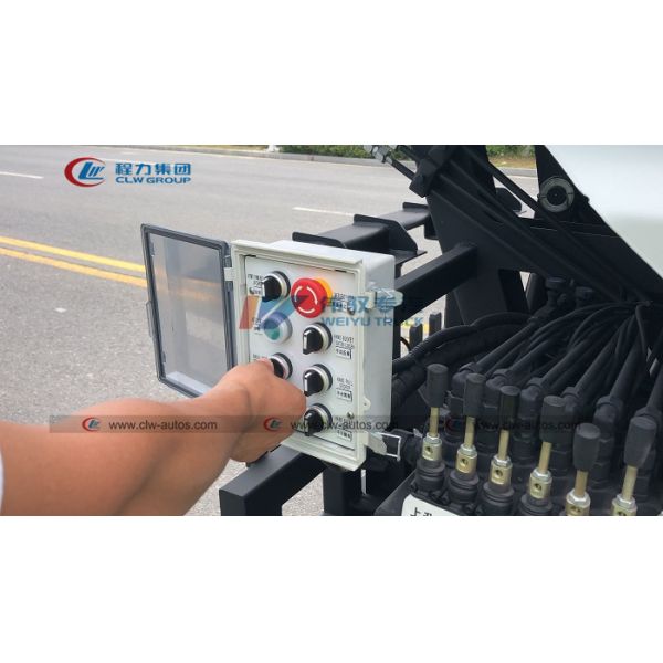 Factory High Price Ratio Dongfeng 7cbm 7000Liter Sealed Dump Garbage Truck