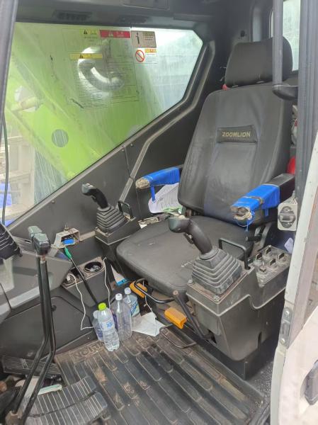 Grue sur chenilles ZCC850V 85T à bas prix, hauteur de levage maximale de 83 m, couleur jaune