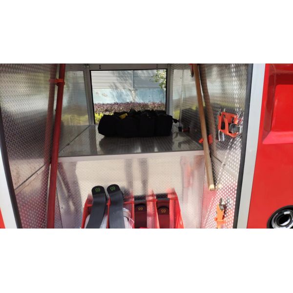 Japon Isuzu 4X2 Deux rangées 2000 litres camion de lutte contre les incendies moteur de pompiers mini camion de pompiers