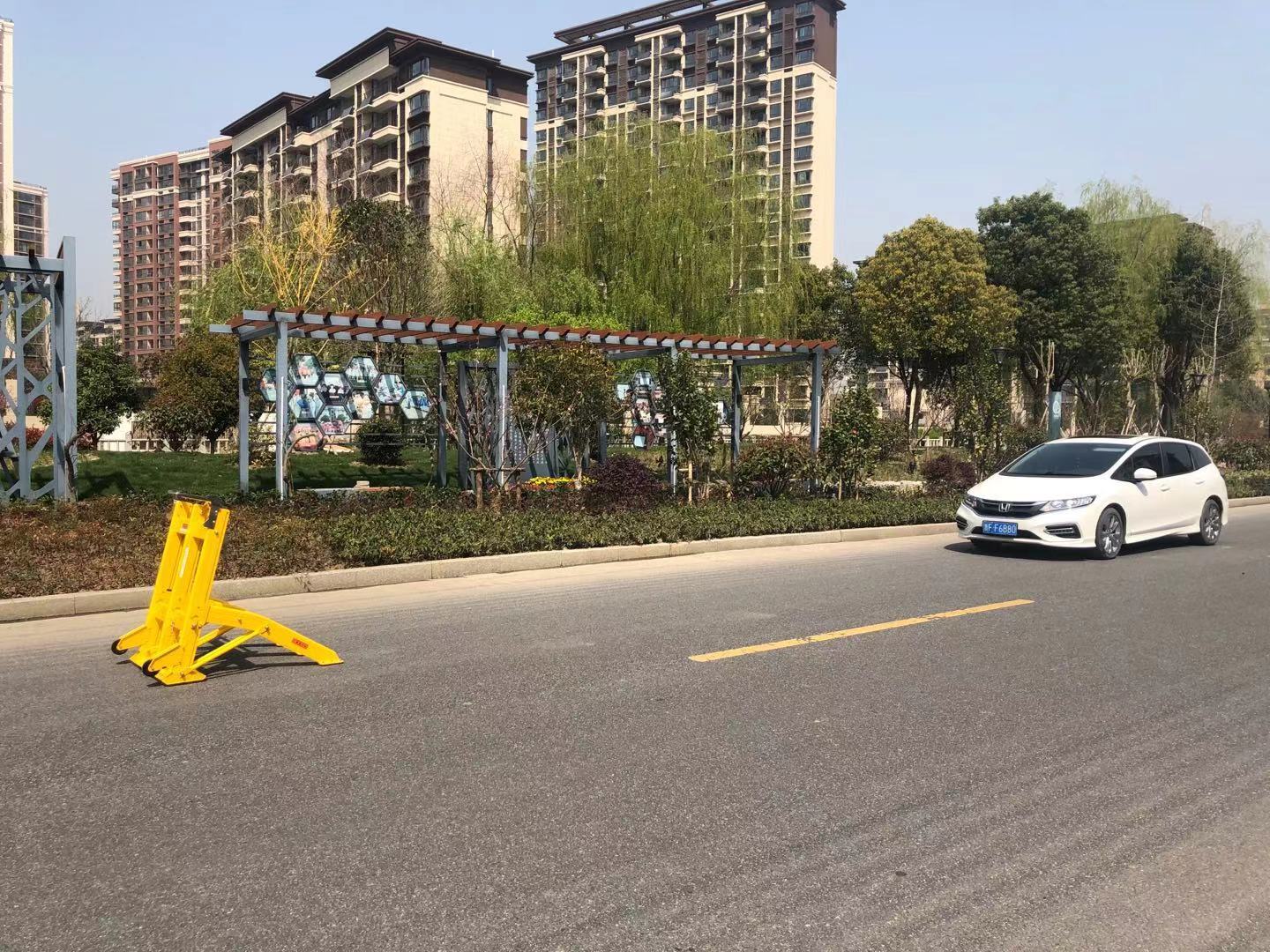 25kg Lightweight Foldable Anti Ram Vehicle Barrier with High-Visibility Engineering Yellow for Traffic Safety