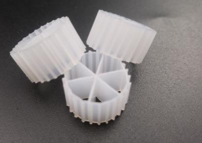 Meios de filtro 0,96 do tratamento de esgotos MBBR - densidade 0.98g/Cm3 com tecnologia anaeróbica do tanque A/O da cor branca