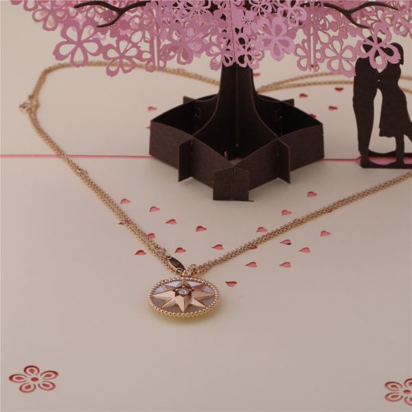 Rose Des Vents Medallion Necklace en or 18k jaune avec Diamond Mother Pearl