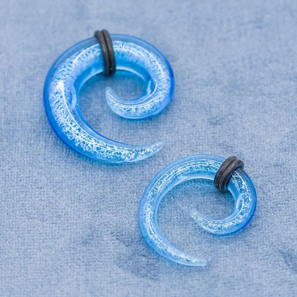 A orelha material acrílica obstrui túneis espirala cor azul brilhante com aros de couro