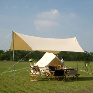 Тент Солнца серебряной тени Солнца ткани с покрытием на открытом воздухе располагаясь лагерем с веревочкой ветра