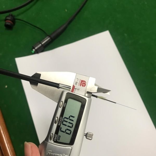 FTTP 900um туго амортизировало Анти--УЛЬТРАФИОЛЕТОВОЕ крытого на открытом воздухе PE кабеля оптического волокна G657A2 черное