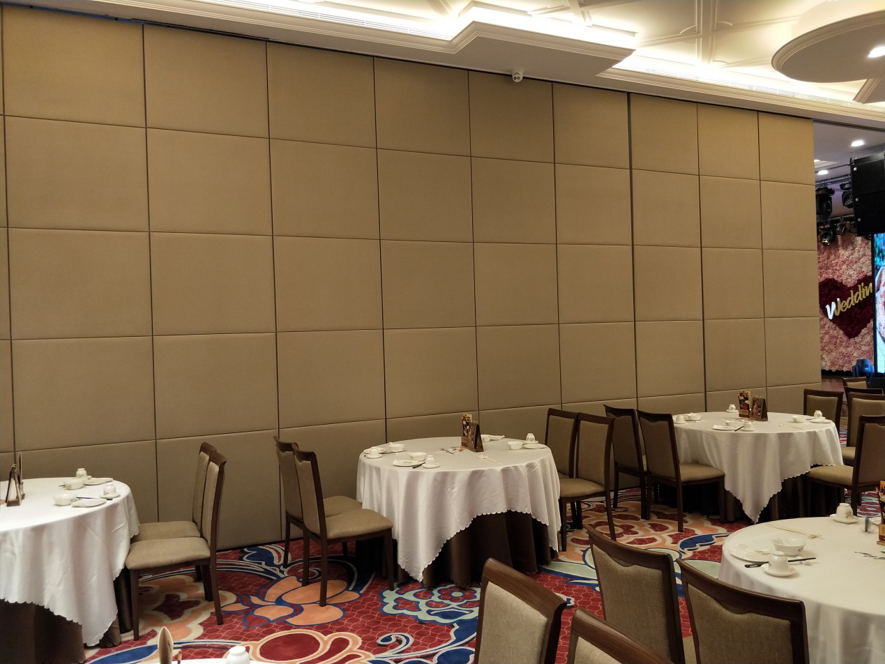 Звукоизоляционные декоративные материальные передвижные стены раздела для поверхности ткани ресторана