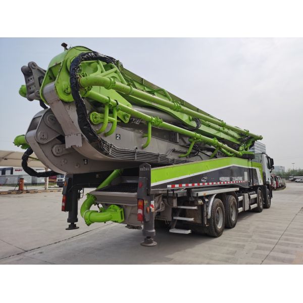 Bomba de hormigón ZOOMLION de 63 m usada con chasis Mercedes Benz de segunda mano