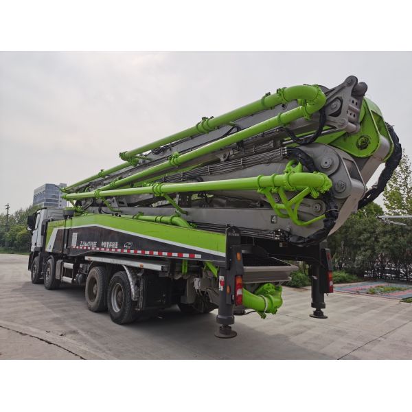 Bomba de hormigón ZOOMLION de 63 m usada con chasis Mercedes Benz de segunda mano