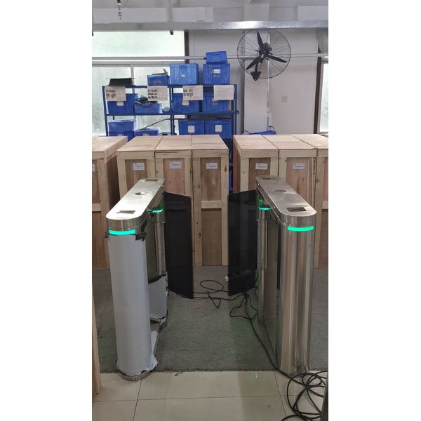 Ac100~240v Входное напряжение Свинговый барьерный шлюз 0,2~1 секунды Регулируемая скорость открытия и закрытия