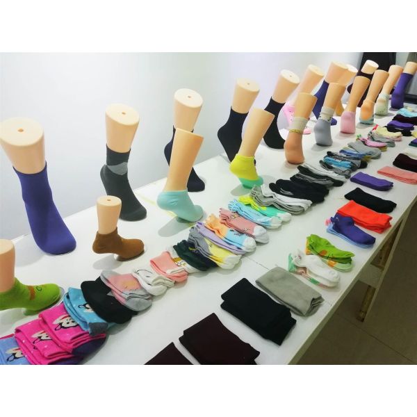 Medium Thickness Anti Slip Rugby Socks With Round Silicone Suction Cup Grip