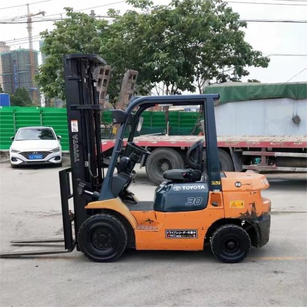 Le chariot élévateur japonais d'occasion de 3 tonnes avec une efficacité thermique plus élevée en stock