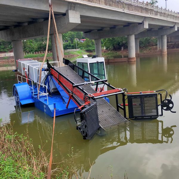 52kw Power 62 - 110 HP Tractor Power Aquatic Weed Harvester with 2000mm Working Width
