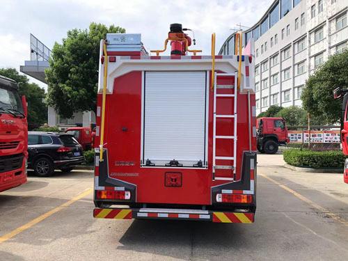 HOWO Jet Height 75m Discharge 60L/s Drive Speed 95km/h Water tank 7900L Holding 2+3 Men Fire Truck