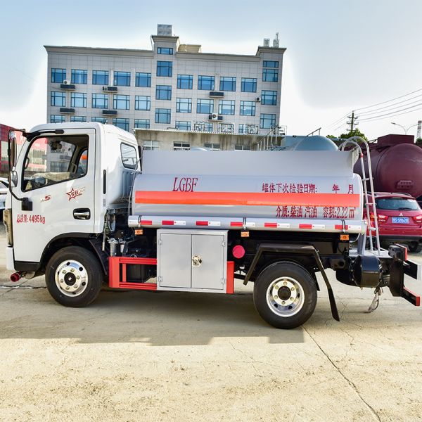 Safe 5000-6000L Flammable Liquid Fuel Oil Tanker Truck Transport Vehicle Oil Delivery