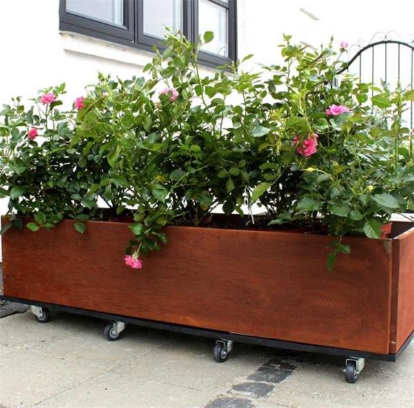Plantador de aço de resistência removível da calha de Corten nas rodas dos rodízios