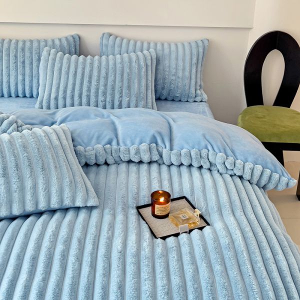 Cuatro piezas de ropa de cama