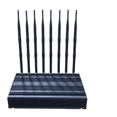 Carro que carrega 8 o jammer 16W do sinal das antenas 5G GPS