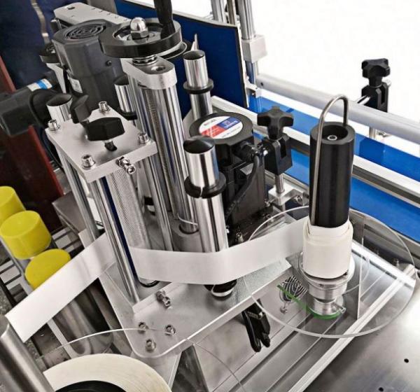 Máquina de etiquetado de botellas redonda de doble lado con codificador de fecha