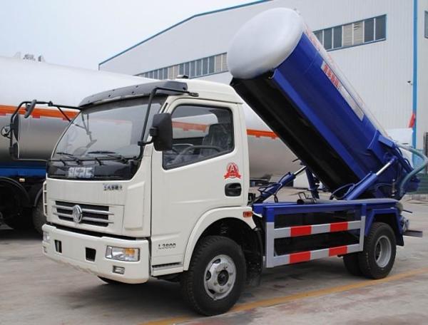 Dongfeng 4x2 Fecal Sewage Suction Truck with ITALY Vacuum Pump small 5000L Sewel Jetting