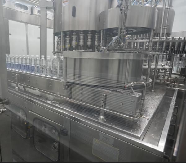 48,000 BPH のボトル水生産ラインのための高速回転キャピング装置