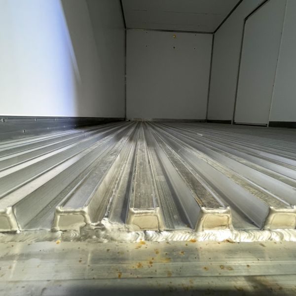 Fuel 20ft FRP Refrigeration Truck Box Body For Howo Shacman Models 5 Fold EPDM Sealing