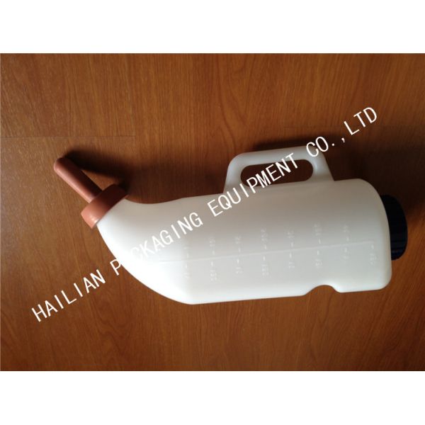 Calf Feeding Equipment Plastic Milk Feeding Bottle with 2 Liter Capacity