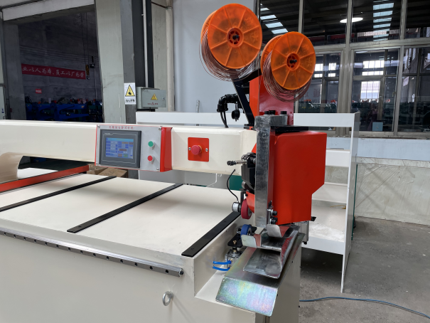 Полуавтоматическая машина для пошива картонных коробок