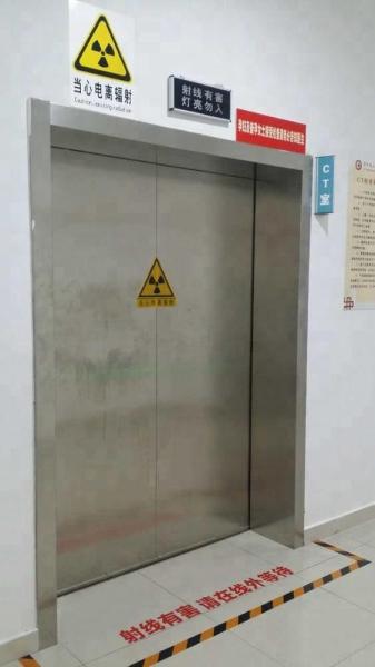 Porta da proteção de radiação da ligação para a sala do acelerador linear PET-CT do Dr. DSA