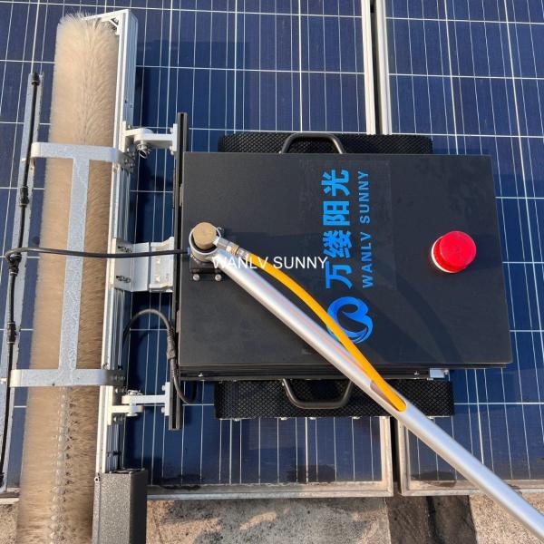 Contrôle du moteur en courant continu Voyage et rotation de la brosse 1100 mm Largeur du panneau solaire Robot de nettoyage