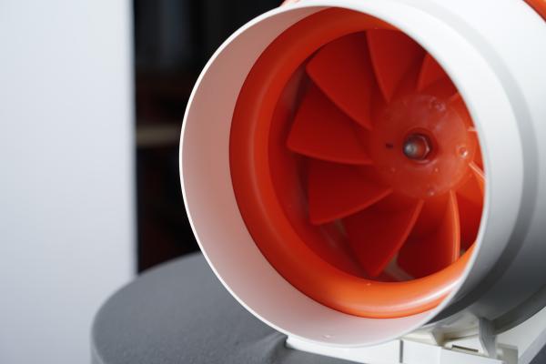 Installation rapide et facile de ventilateurs à conduites en ligne pour améliorer la ventilation du chantier
