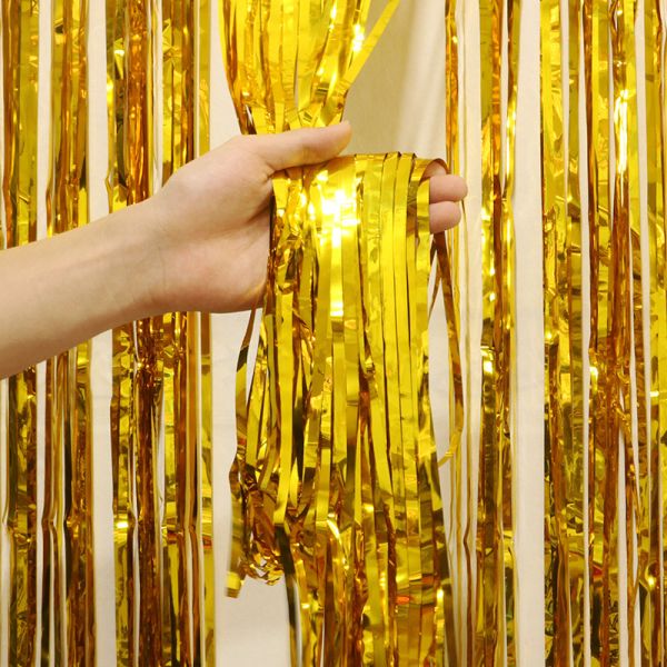 Яркий золотой фольганый занавес в праздничных цветах приносит волнение и веселье на праздники