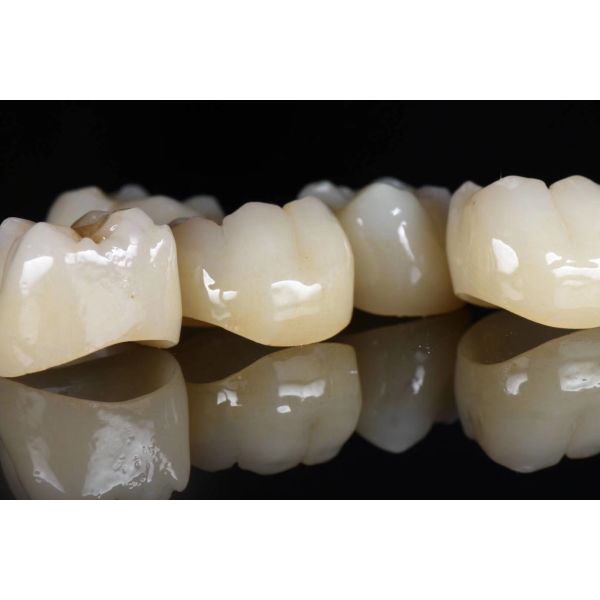 Consommables de laboratoire dentaire couronne dentaire en céramique de zirconium HT pour le système CAD/Cam dentaire